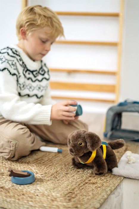 Hund mit Tasche und Pflege-Set